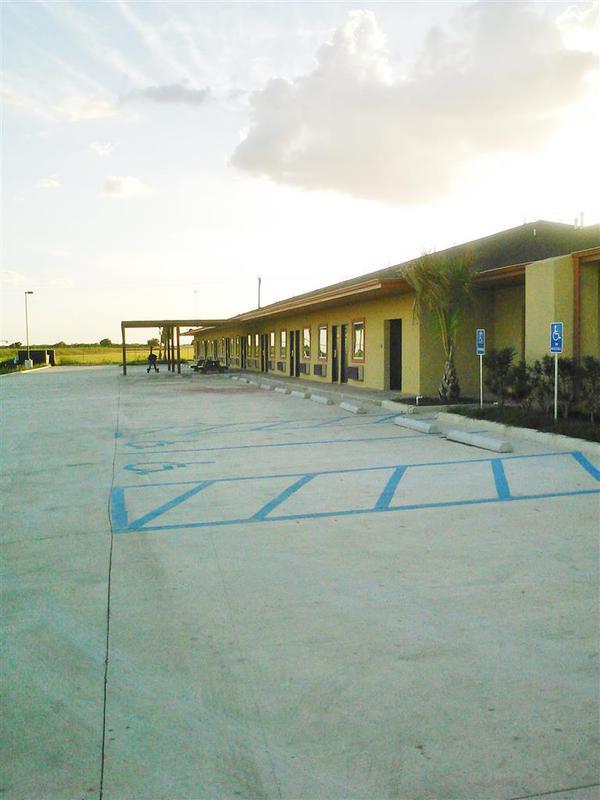 Rodeway Inn Dilley Buitenkant foto